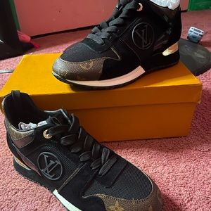 💎Authentic💎Louie Vuitton Run Away Sneakers
